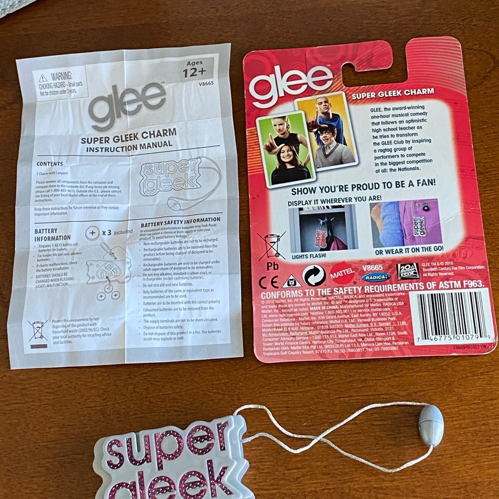 TV series Glee Flasing Super Gleek charm.  Ages 12+.  From 2010 TV Series Glee. - Picture 11 of 12